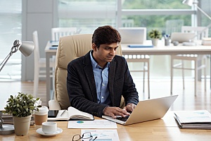 an L-1B visa holder working in a modern office