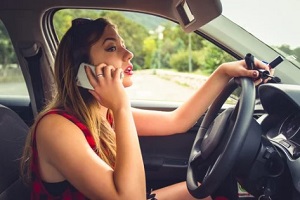 women on phone while driving